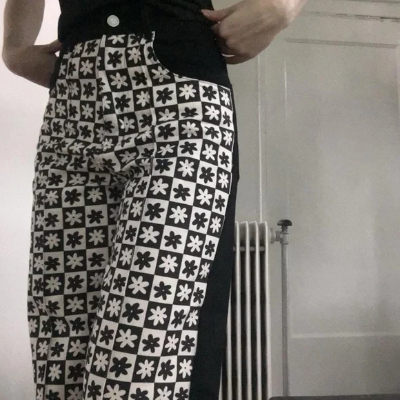 sold- LISA SAYS GAH! Robyn Jeans in Black Daisy Check - Picture 2 of 13